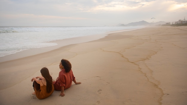 Foto grátis mulher triste perto do mar