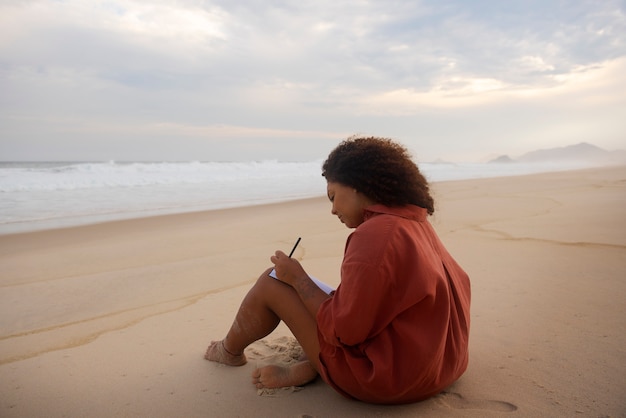 Foto grátis mulher triste perto do mar