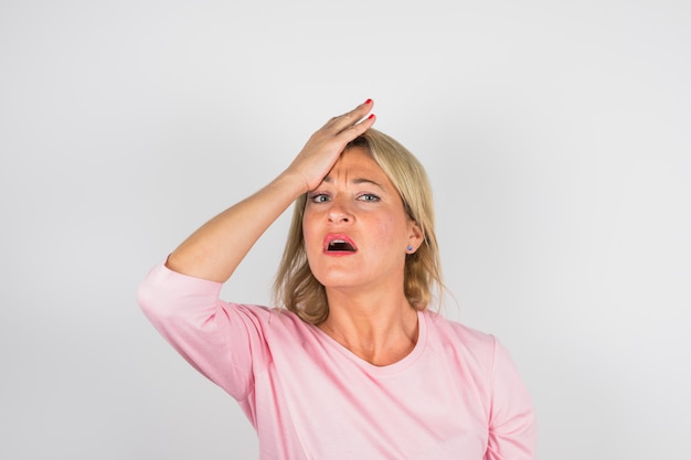 Foto grátis mulher triste sênior na blusa rosa