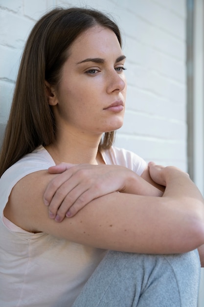 Mulher triste sentada com tiro médio