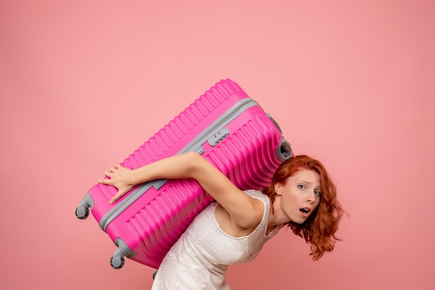 Foto grátis mulher turista carregando sua bolsa rosa