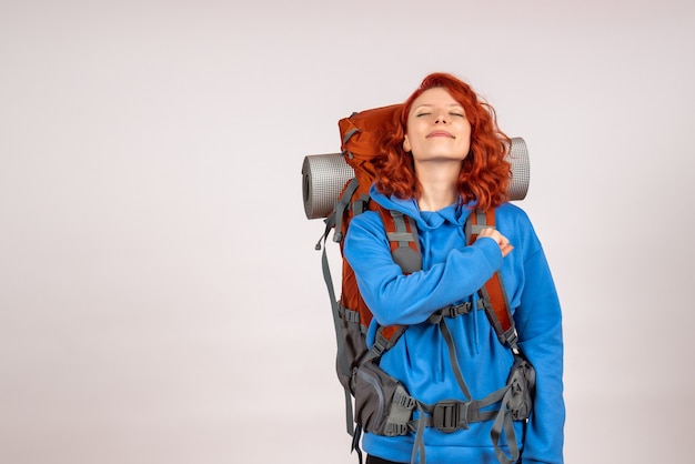 Mulher turista fazendo uma viagem de montanha com mochila