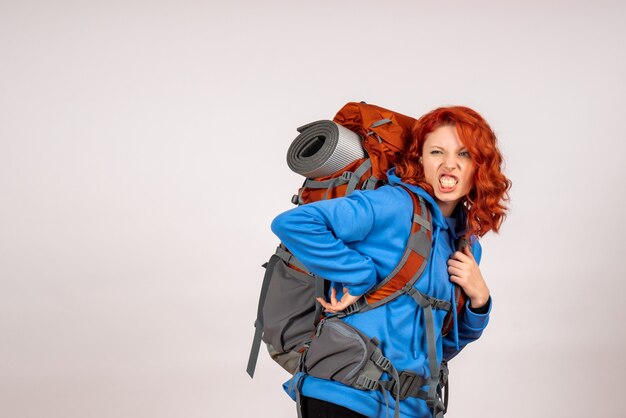 Mulher turista fazendo uma viagem de montanha com mochila