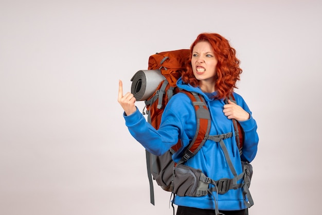 Mulher turista fazendo uma viagem de montanha com mochila