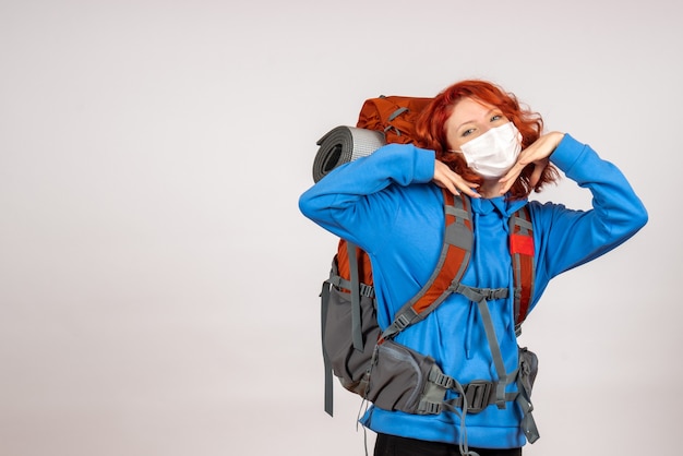 Mulher turista fazendo uma viagem de montanha com mochila