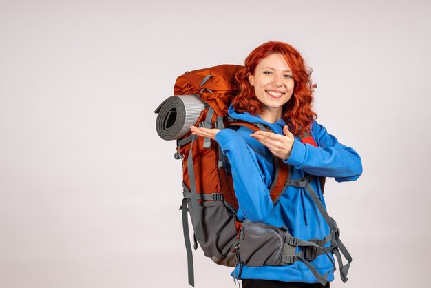 Mulher turista fazendo uma viagem de montanha com mochila