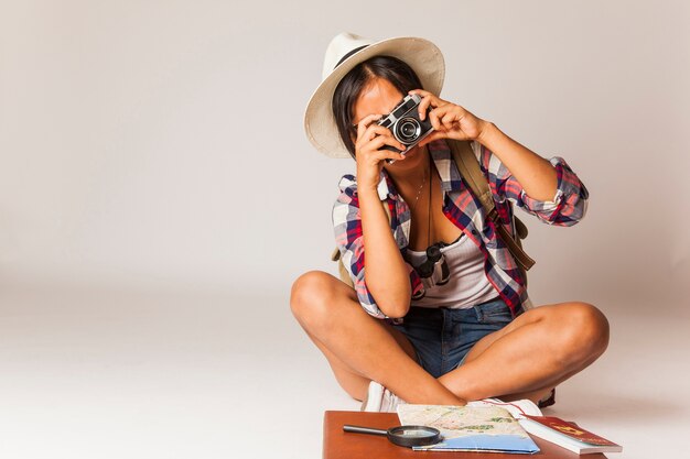 Mulher turista que tira uma foto