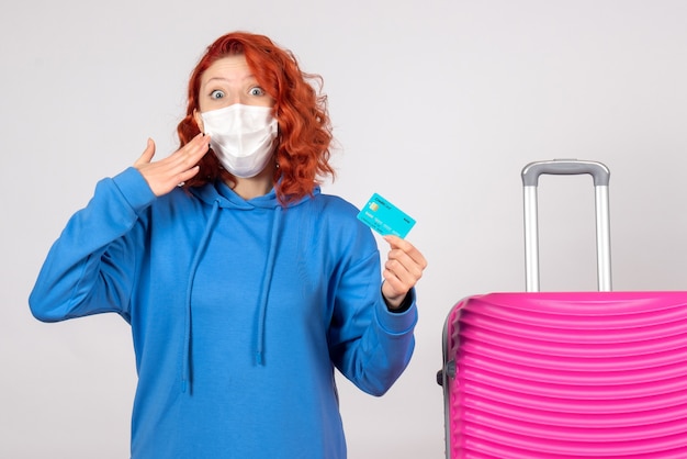 Foto grátis mulher turista segurando o cartão do banco de frente