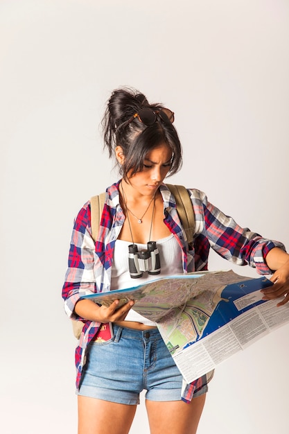 Foto grátis mulher turística olhando para o mapa