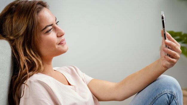 Mulher usando celular