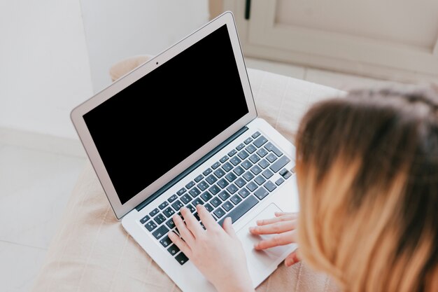 Mulher, usando computador portátil, cama