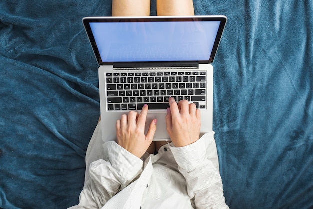 Mulher, usando computador portátil, cama