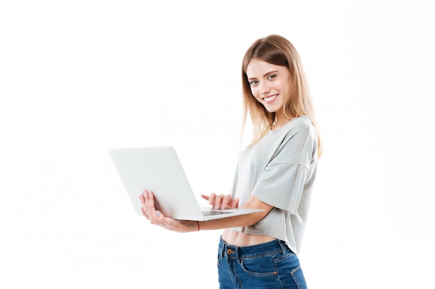 Mulher usando computador portátil