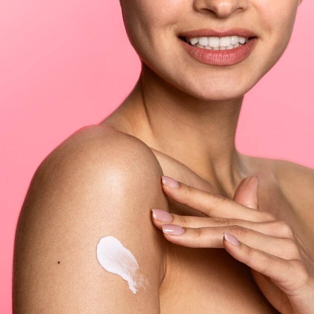 Mulher usando creme para o corpo