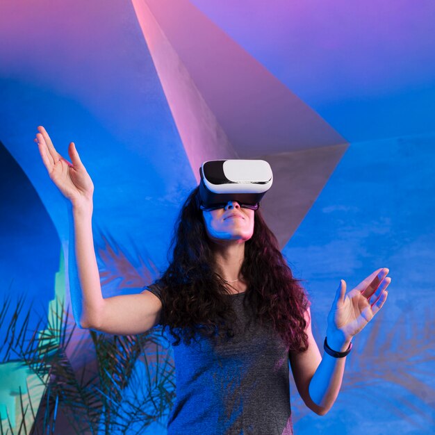 Mulher usando fone de ouvido de realidade virtual