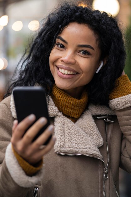 Mulher usando fones de ouvido para ouvir música ao ar livre