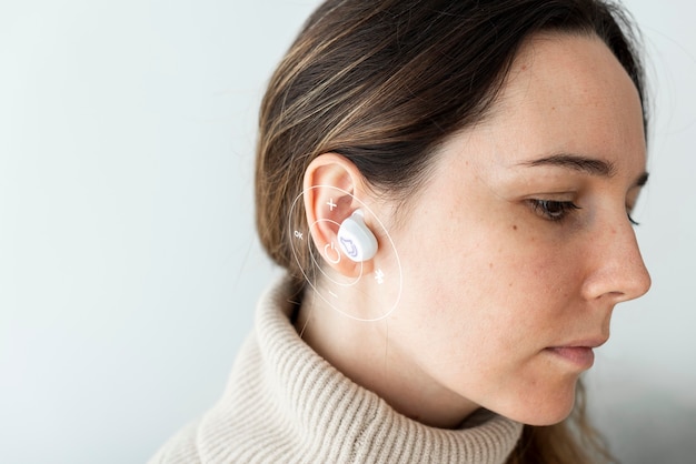 Foto grátis mulher usando fones de ouvido sem fio brancos