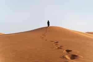 Foto grátis mulher usando hijab no deserto