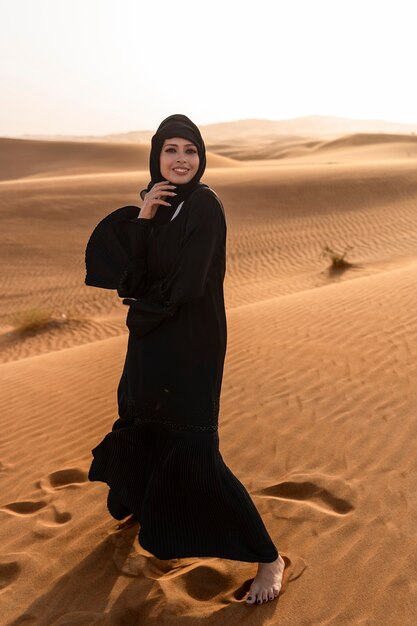 Mulher usando hijab no deserto