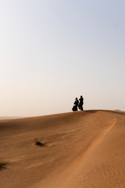 Mulher usando hijab no deserto