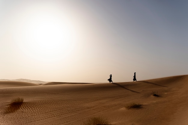 Mulher usando hijab no deserto