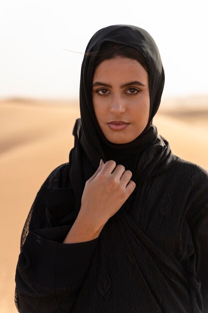 Mulher usando hijab no deserto