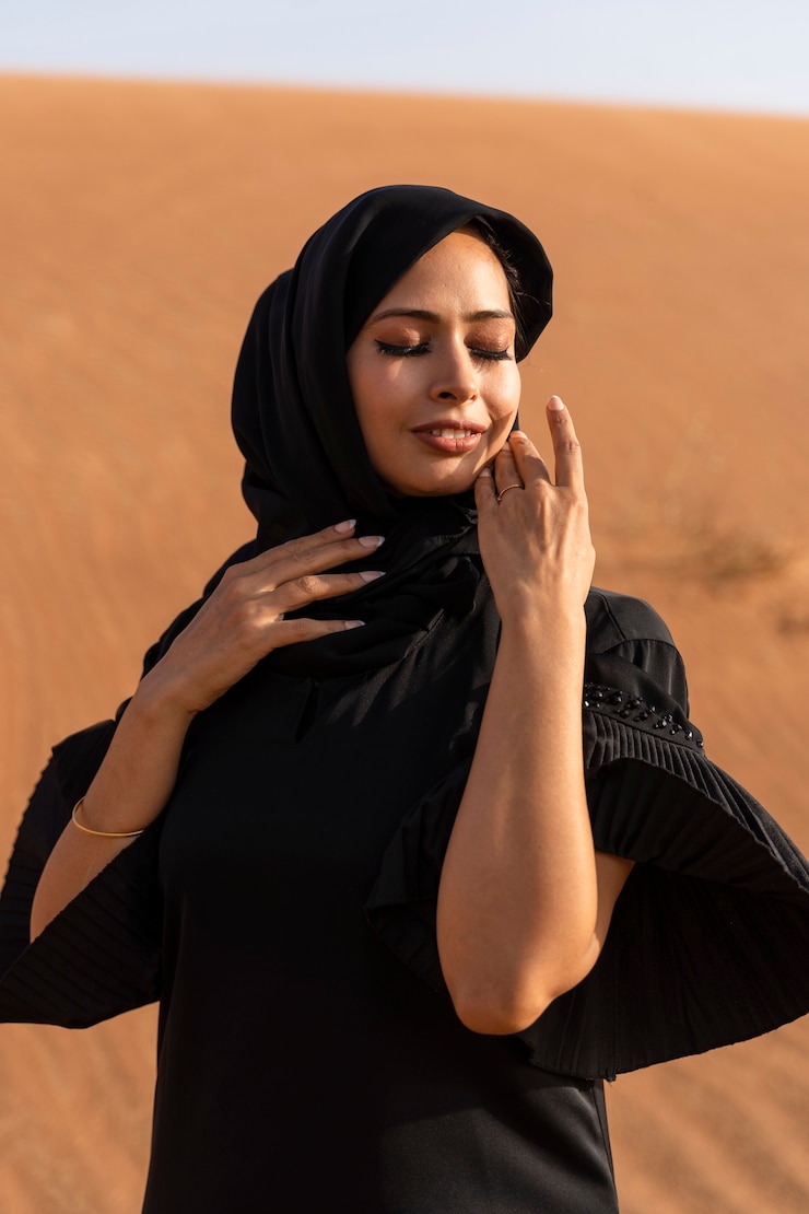 Foto grátis mulher usando hijab no deserto