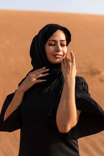 Mulher usando hijab no deserto