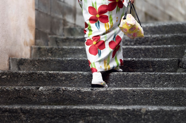 Mulher usando lindos quimonos japoneses e obi