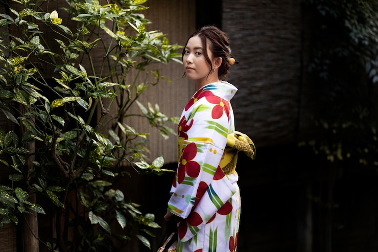 Foto grátis mulher usando lindos quimonos japoneses e obi