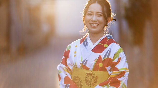 Mulher usando lindos quimonos japoneses e obi