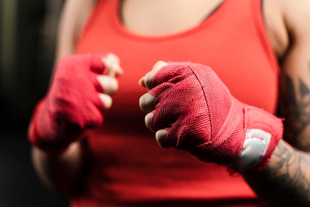 Foto grátis mulher usando luvas de boxe para treinamento