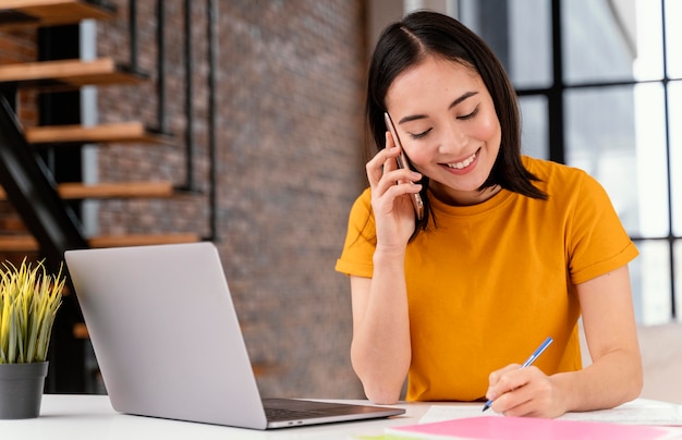 Mulher usando o telefone enquanto participava de uma aula online