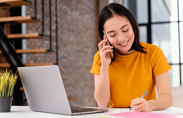 Mulher usando o telefone enquanto participava de uma aula online