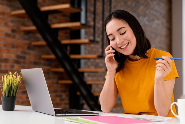 Mulher usando o telefone enquanto participava de uma aula online