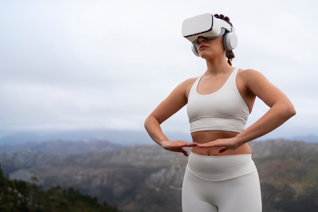 Foto grátis mulher usando óculos vr para se exercitar ao ar livre na natureza