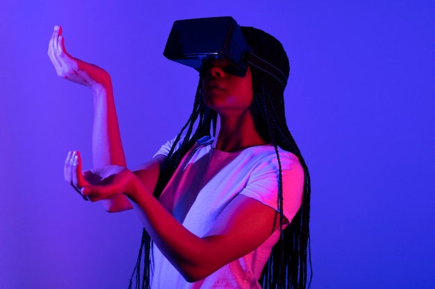 Foto grátis mulher usando óculos vr, tiro médio