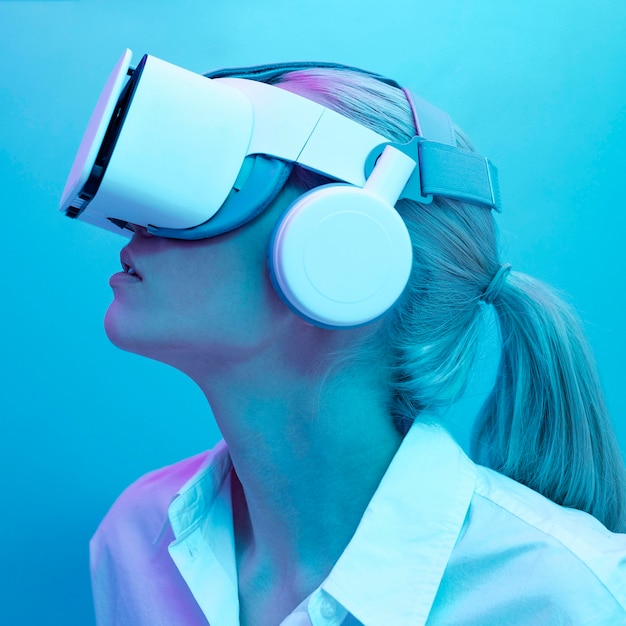 Mulher usando simulador de realidade virtual