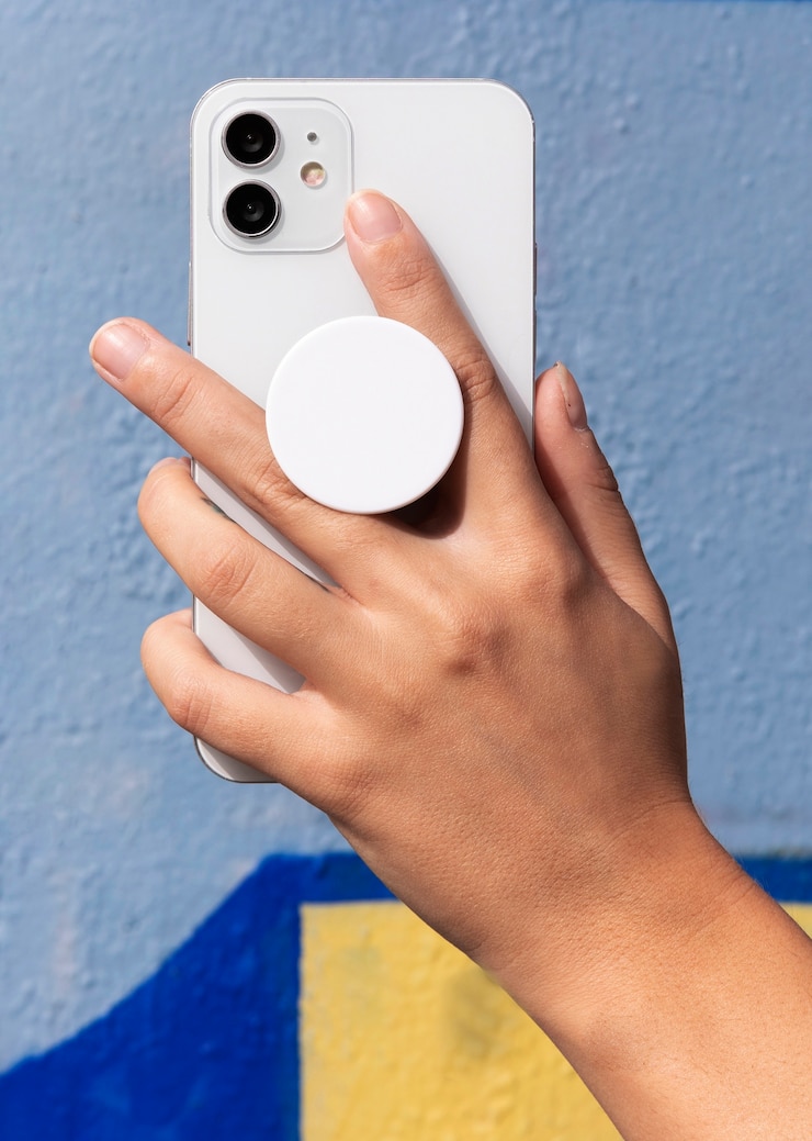 Foto grátis mulher usando smartphone com pop socket