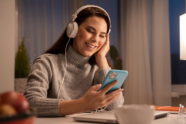 Mulher usando smartphone como hábito