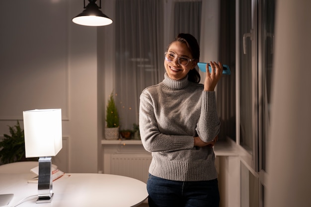 Mulher usando smartphone como hábito