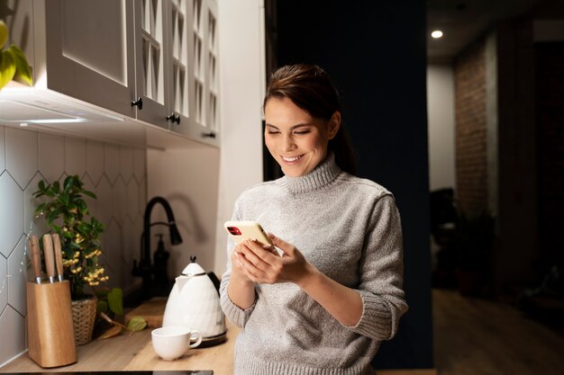 Mulher usando smartphone como hábito