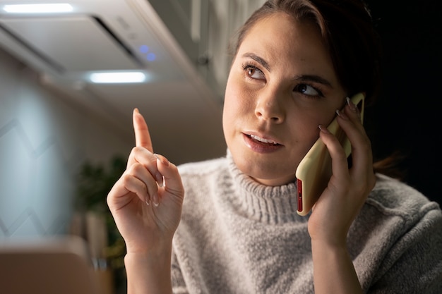 Mulher usando smartphone como hábito