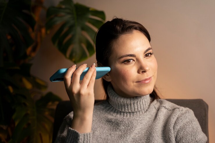 Foto grátis mulher usando smartphone como hábito