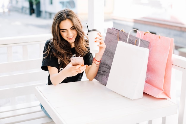 Mulher usando smartphone depois de comprar