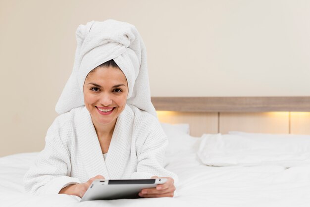 Mulher, usando, tabuleta, em, quarto hotel