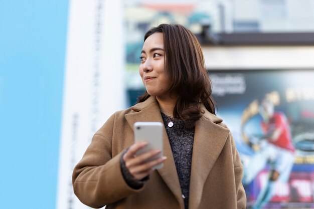 Mulher usando tecnologia de smartphone