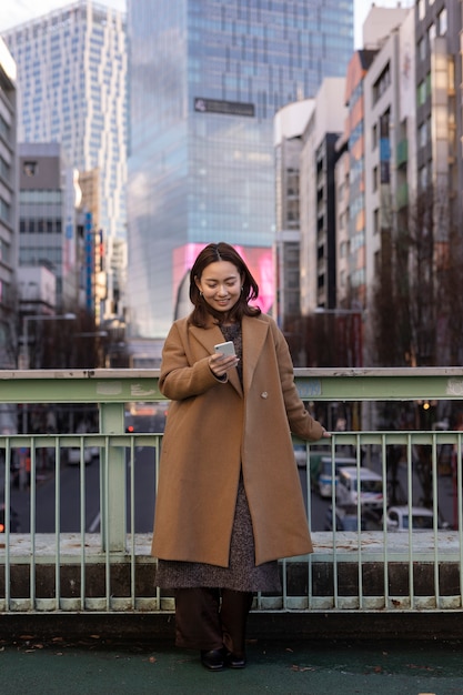 Mulher usando tecnologia de smartphone