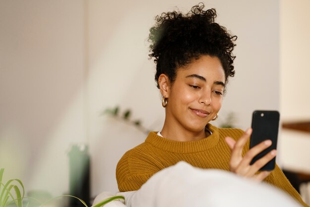 Mulher usando tecnologia de smartphone