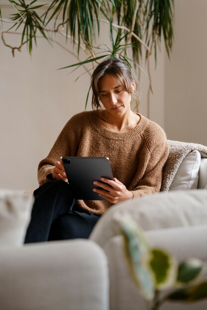 Mulher usando tecnologia de tablet digital